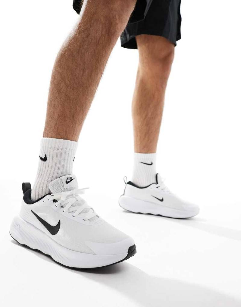 Nike Training - Legend Essential 4 - Sportschuhe in Weiß und Schwarz von Nike Training