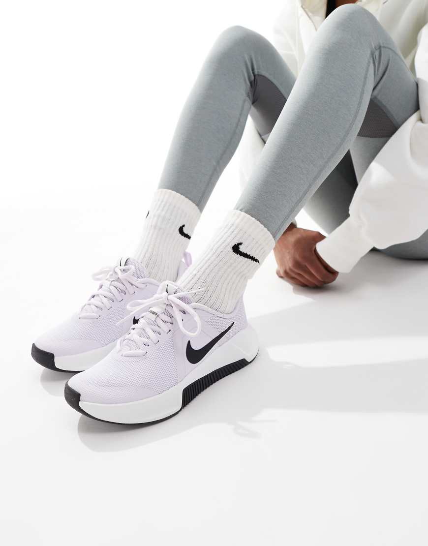 Nike Training - MC 3 - Sneaker in Flieder und Weiß-Lila von Nike Training