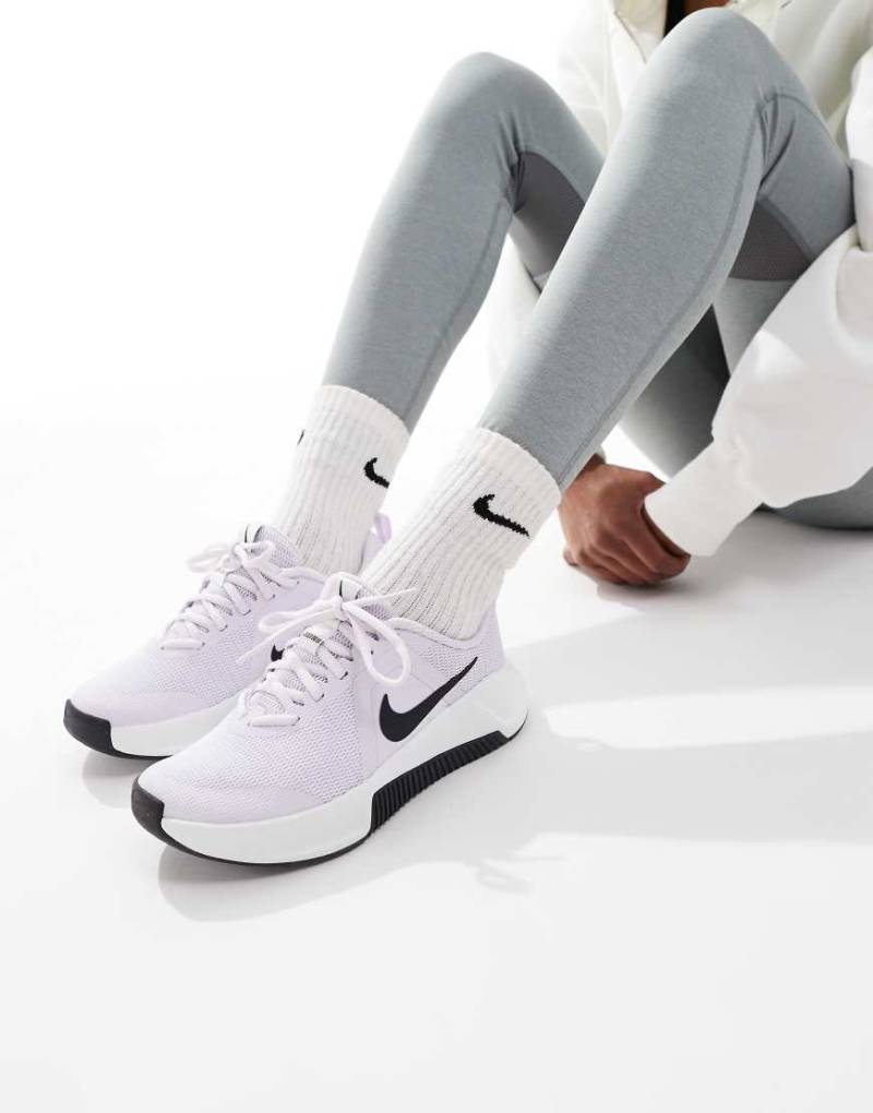 Nike Training - MC 3 - Sneaker in Flieder und Weiß-Lila von Nike Training