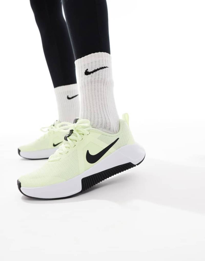 Nike Training - MC 3 - Sneaker in Limettengrün und Weiß von Nike Training