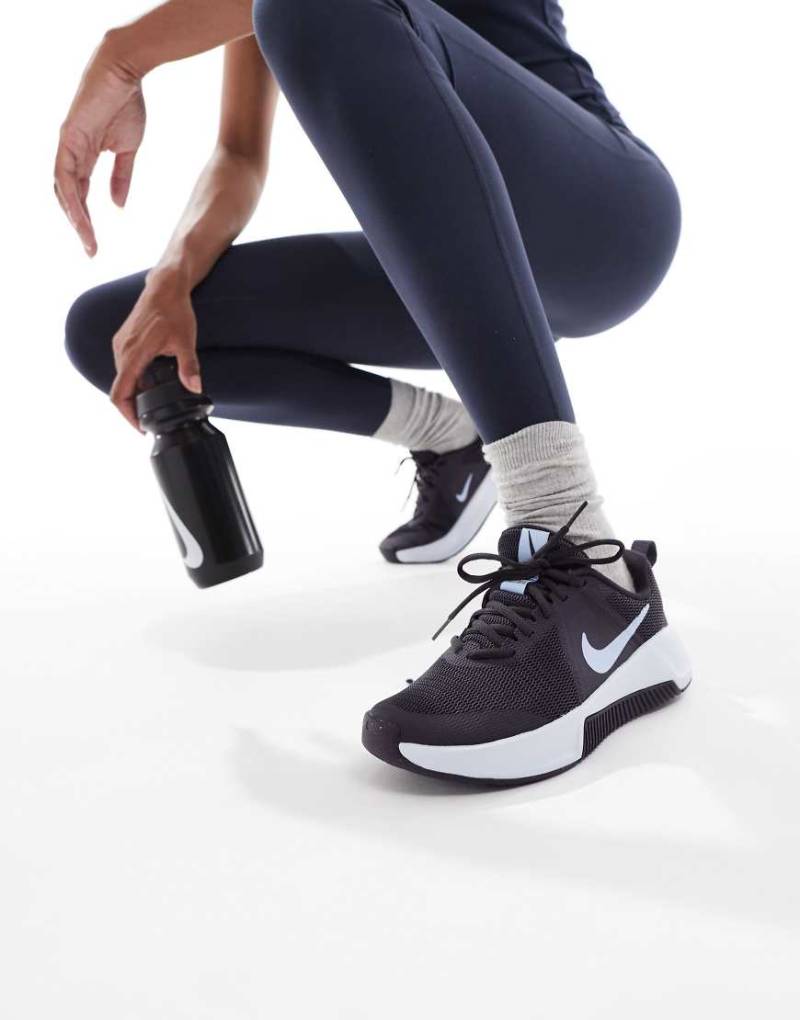Nike Training - MC 3 - Sneaker in Schwarz und Lila von Nike Training