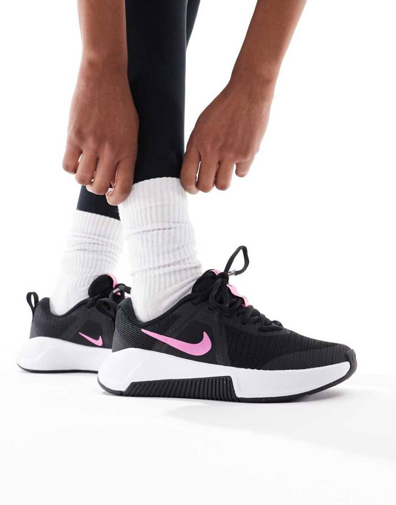 Nike Training - MC 3 - Sneaker in Schwarz und Rosa von Nike Training
