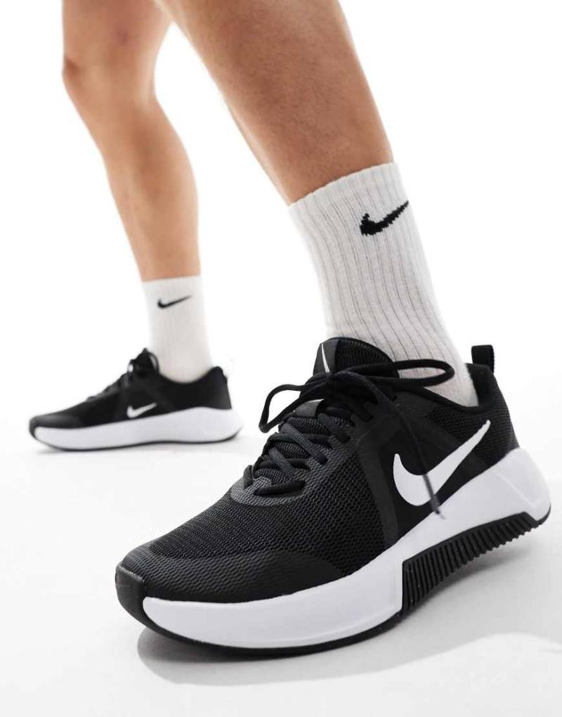 Nike Training - MC 3 - Sneaker in Schwarz und Weiß von Nike Training
