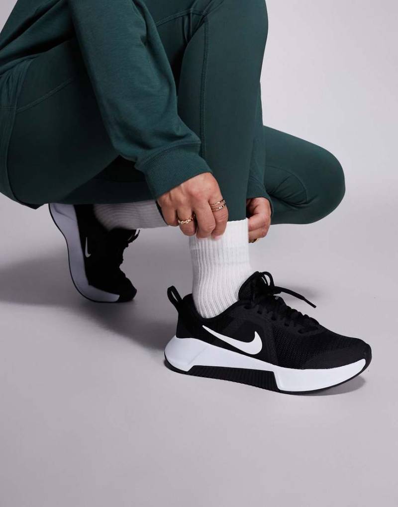 Nike Training - MC 3 - Sneaker in Schwarz und Weiß von Nike Training