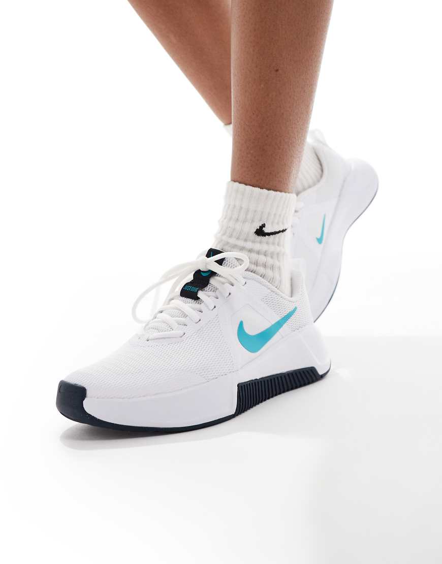 Nike Training - MC 3 - Sneaker in Weiß und Blau von Nike Training