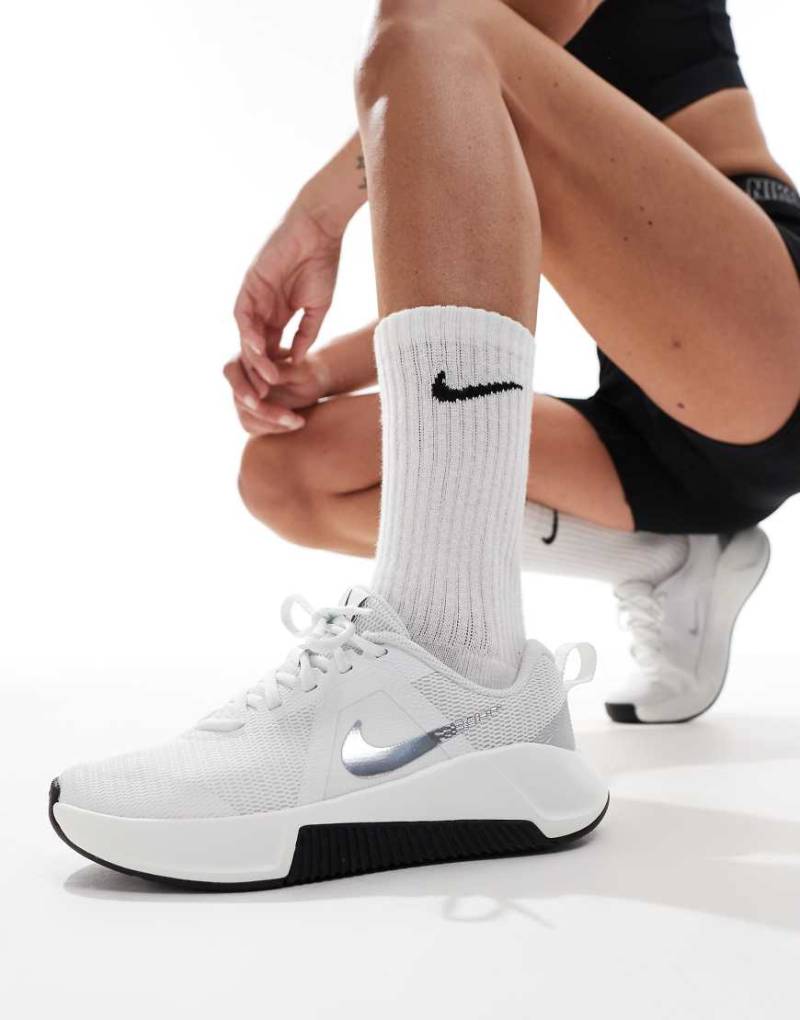 Nike Training - MC 3 - Sneaker in Weiß und Silber von Nike Training