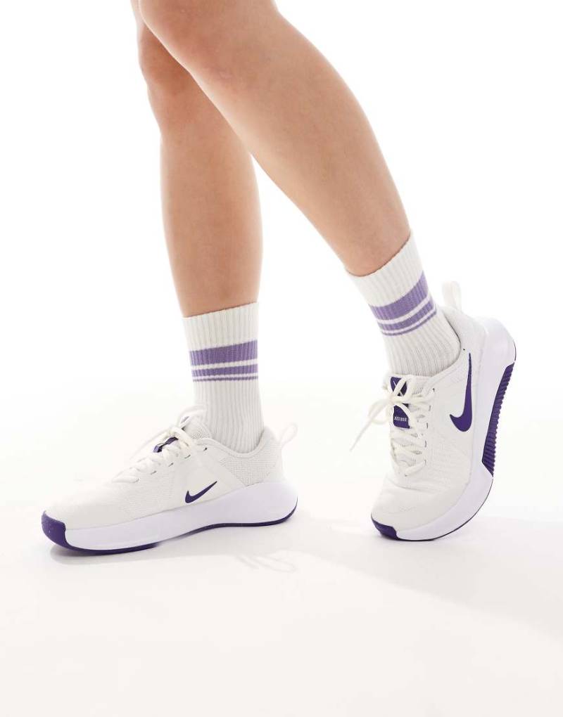 Nike Training - MC 3 - Sneaker in Weiß und Lila von Nike Training
