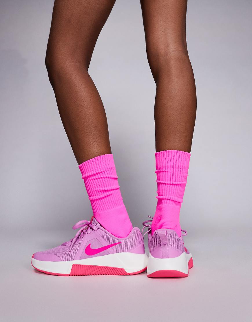 Nike Training - MC - Sneaker in Rosa von Nike Training