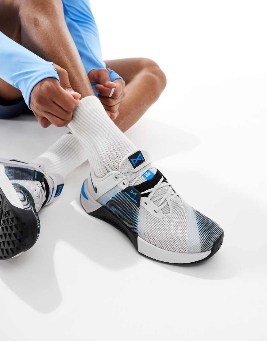 Nike Training - Metcon 10 - Sneaker in Grau und Schwarz von Nike Training