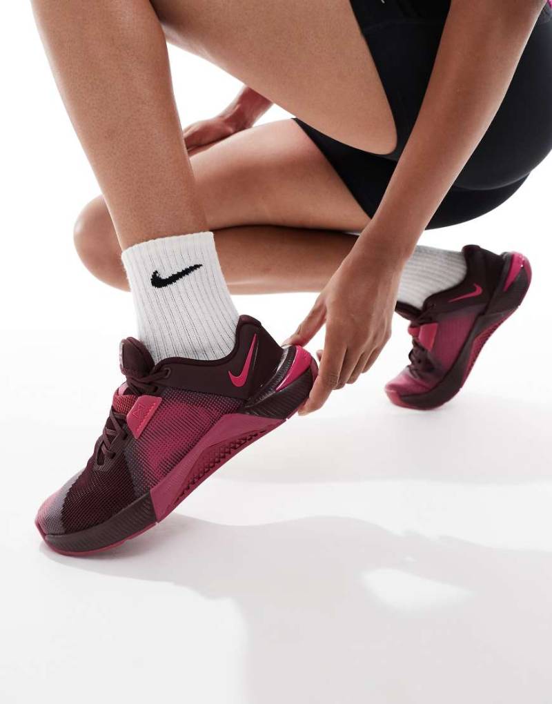 Nike Training - Metcon 10 - Sneaker in Rosa und Burgunderrot von Nike Training