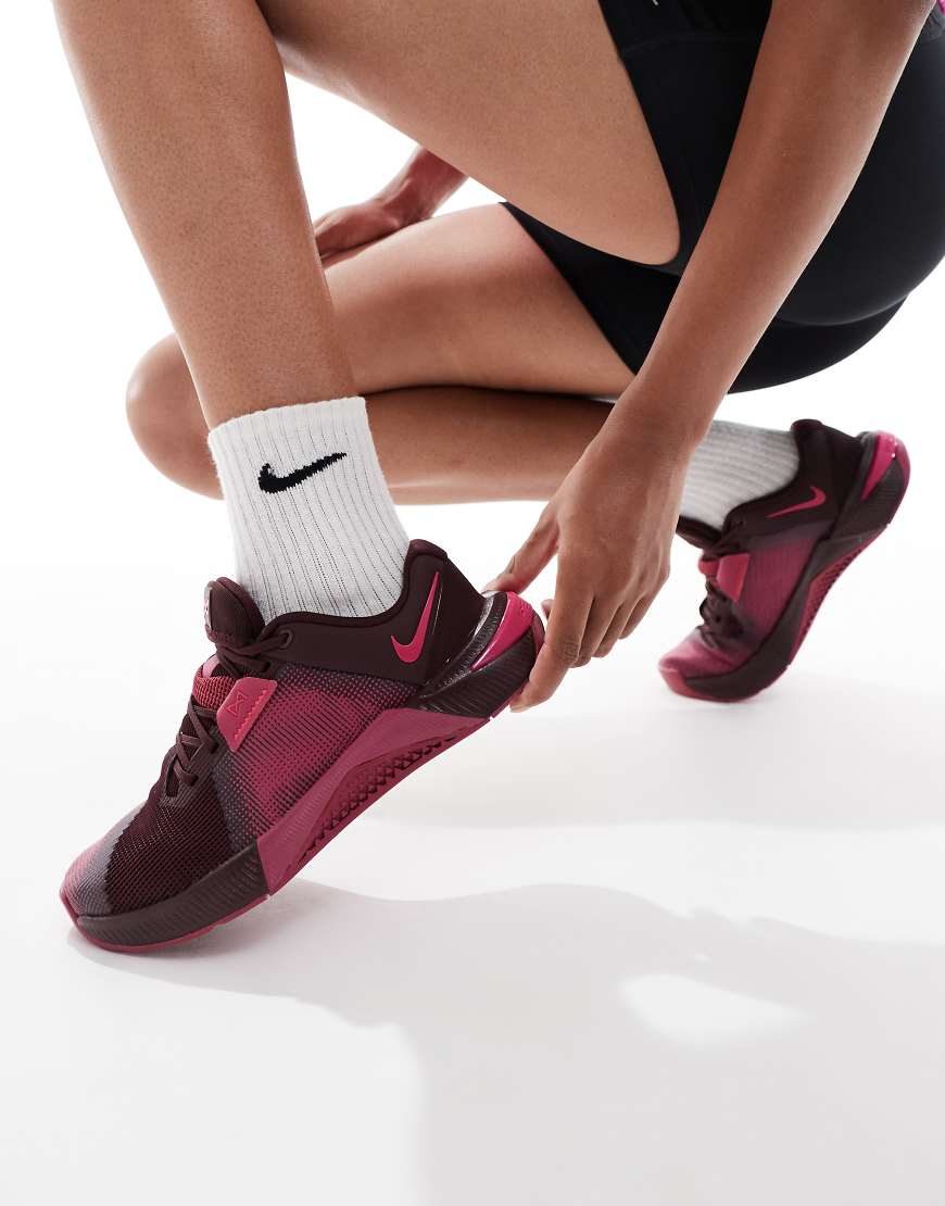 Nike Training - Metcon 10 - Sneaker in Rosa und Burgunderrot von Nike Training