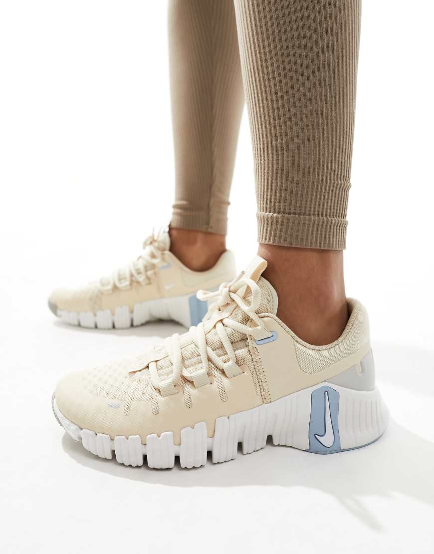 Nike Training - Metcon 5 - Sneaker in Beige und Blau-Neutral von Nike Training