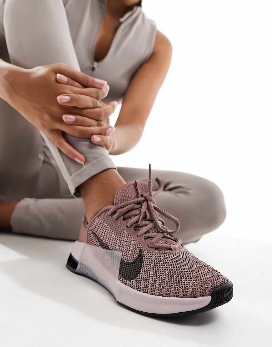 Nike Training - Metcon 9 - Sportschuhe in rauchigem Mauve und Grau-Neutral von Nike Training