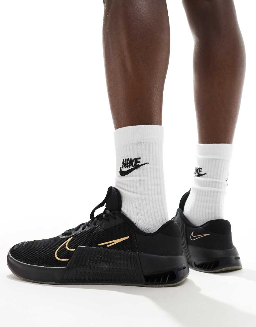 Nike Training - Metcon 9 - Sneaker in Schwarz und Braun von Nike Training