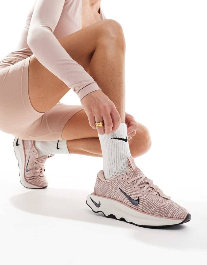 Nike Training - Motiva - Hochwertige Sportschuhe in Rosa von Nike Training