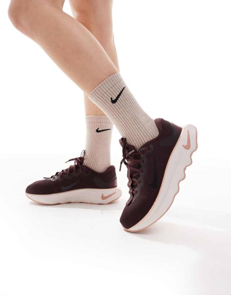 Nike Training - Motiva - Sneaker in Burgunderrot von Nike Training