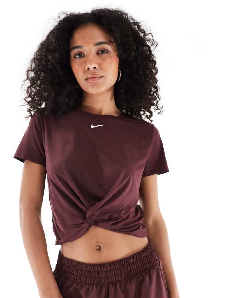 Nike Training - One Dri-FIT - T-Shirt in Burgunderrot mit verdrehter Front von Nike Training