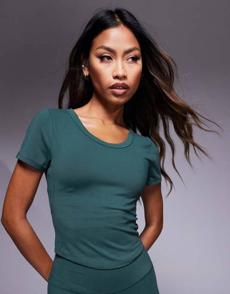 Nike Training - One - Figurbetontes T-Shirt in Grün mit kurzem Reißverschluss von Nike Training