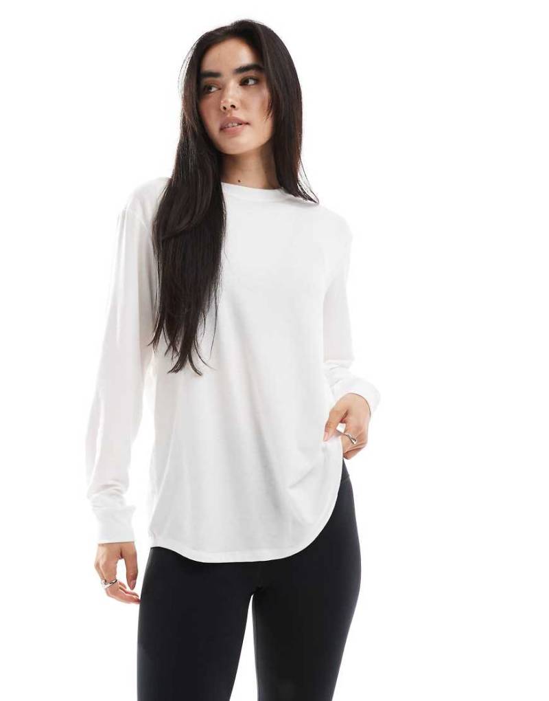 Nike Training - One - Langärmliges Shirt in Weiß mit lockerem Schnitt von Nike Training