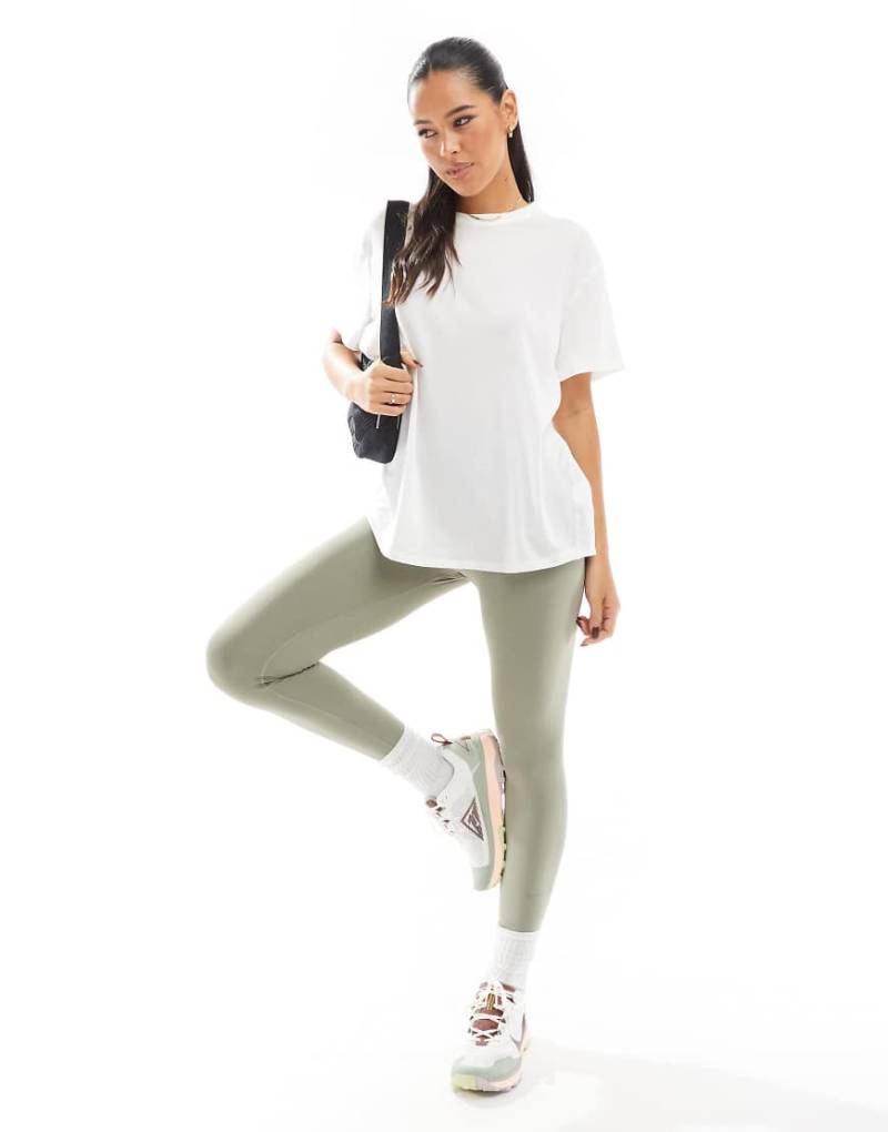 Nike Training - One - Locker geschnittenes T-Shirt in Weiß Nike Training - One - Locker geschnittenes T-Shirt in Weiß von Nike Training