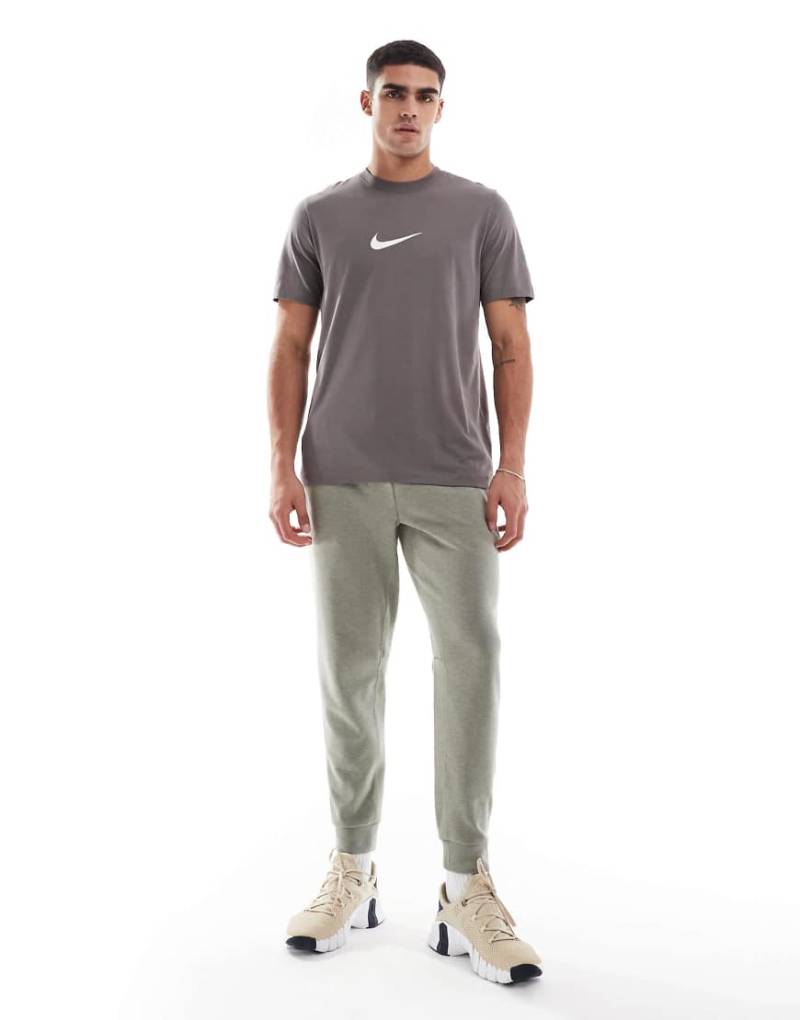 Nike Training - Primary Dri-FIT - Jogginghose in Grau-Grün von Nike Training