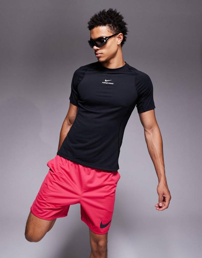 Nike Training - Pro Dri-FIT - Körperbetontes T-Shirt in Schwarz von Nike Training