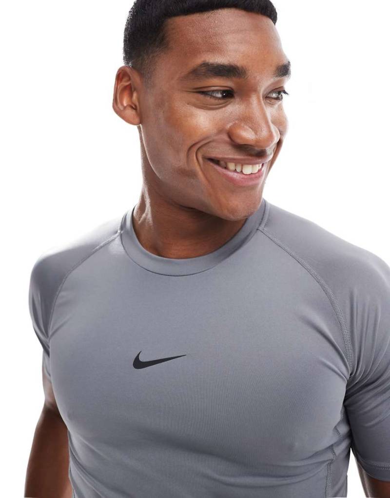 Nike - Pro Training Dri-FIT - T-Shirt in Grau mit körperbetontem Schnitt von Nike Training