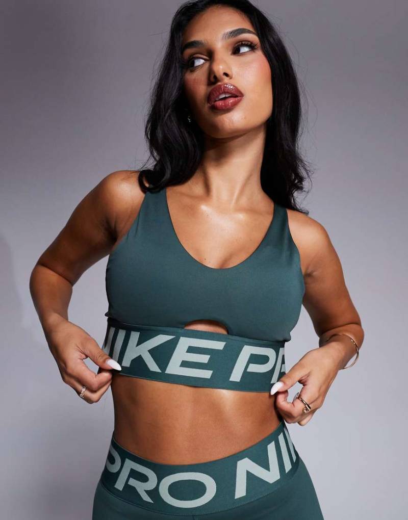 Nike Training - Pro - Sport-BH in Grün mit mittlerer Stützfunktion und tiefem Ausschnitt Nike Training - Pro - Sport-BH in Grün mit mittlerer Stützfunktion und tiefem Ausschnitt von Nike Training