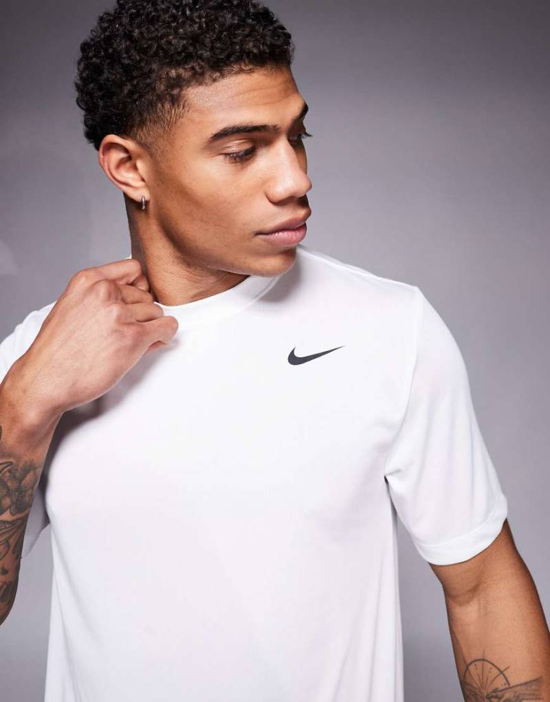 Nike Training - Legend Dri-FIT - T-Shirt in Weiß von Nike Training