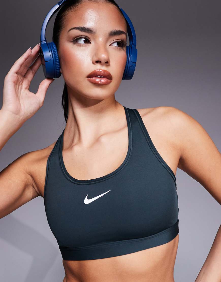 Nike Training - Sport-BH in Dunkelgrün mit mittlerer Stützfunktion und Swoosh-Logo von Nike Training