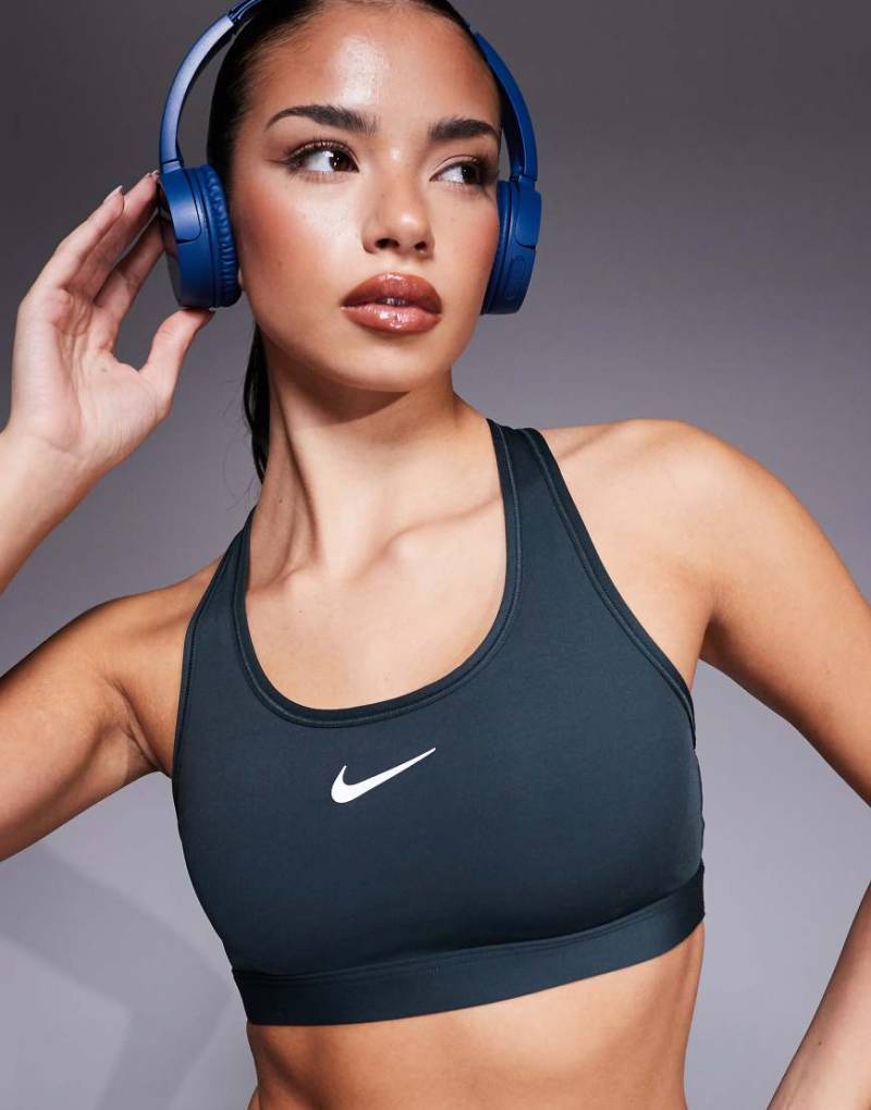 Nike Training - Sport-BH in Dunkelgrün mit mittlerer Stützfunktion und Swoosh-Logo von Nike Training