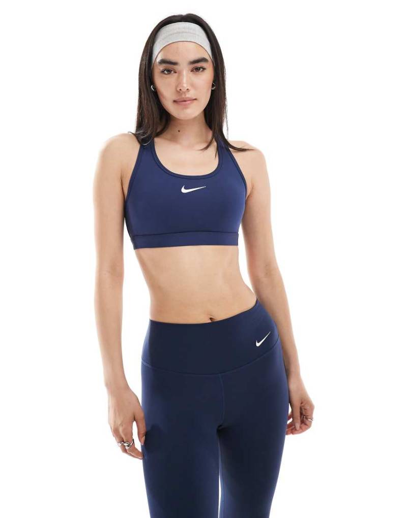 Nike Training - Sport-BH in Navy mit mittlerer Stützfunktion und Swoosh-Logo-Marineblau von Nike Training
