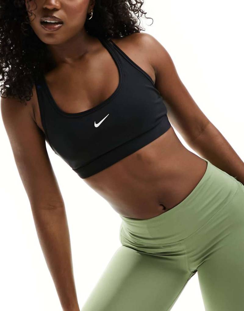 Nike Training - Sport-BH in Schwarz mit leichter Stützfunktion und Swoosh-Logo von Nike Training