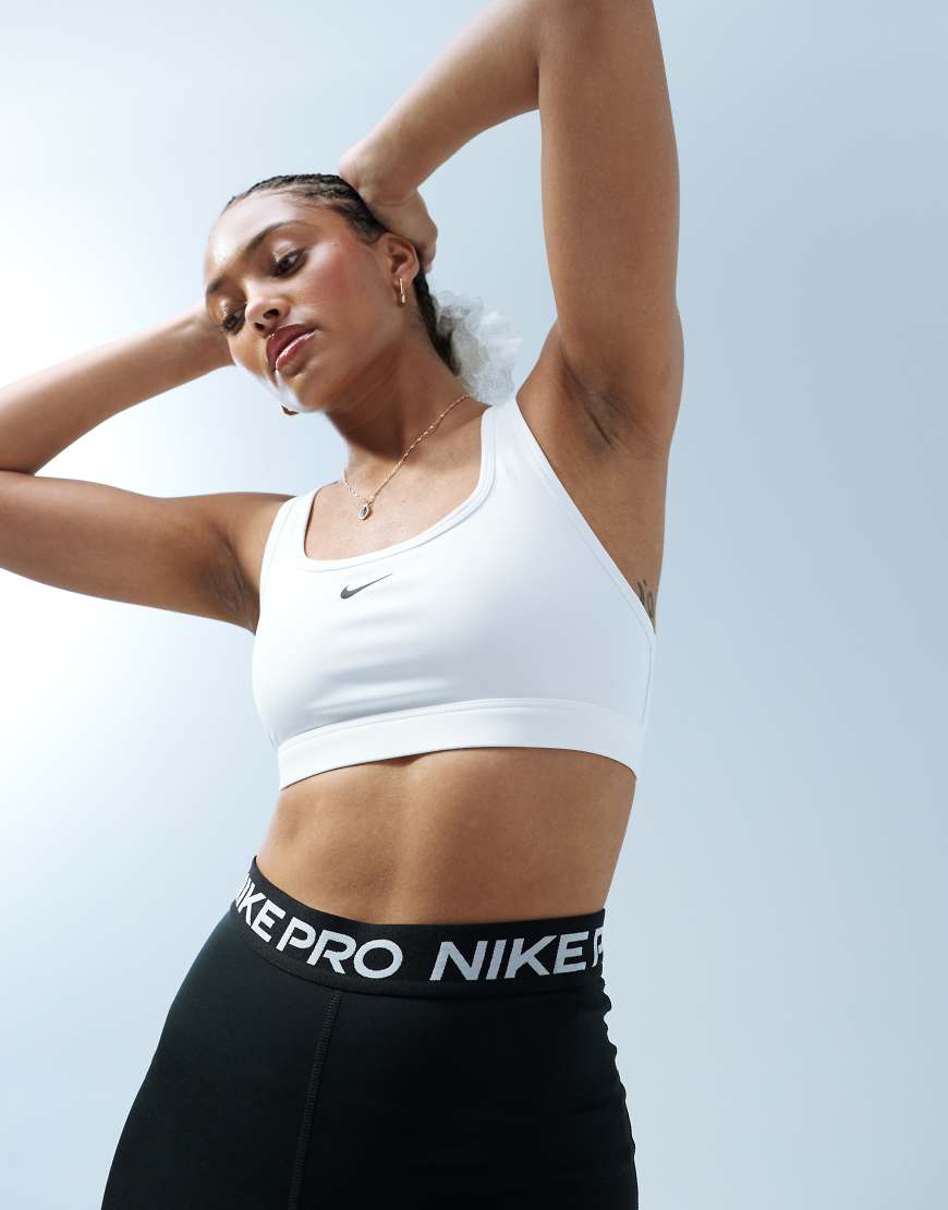 Nike Training - Sport-BH in Weiß mit leichter Stützfunktion und Swoosh-Logo von Nike Training