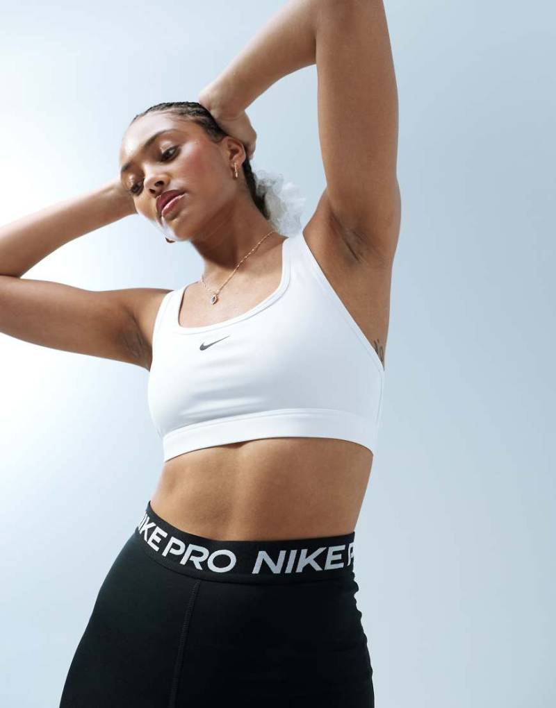 Nike Training - Sport-BH in Weiß mit leichter Stützfunktion und Swoosh-Logo von Nike Training