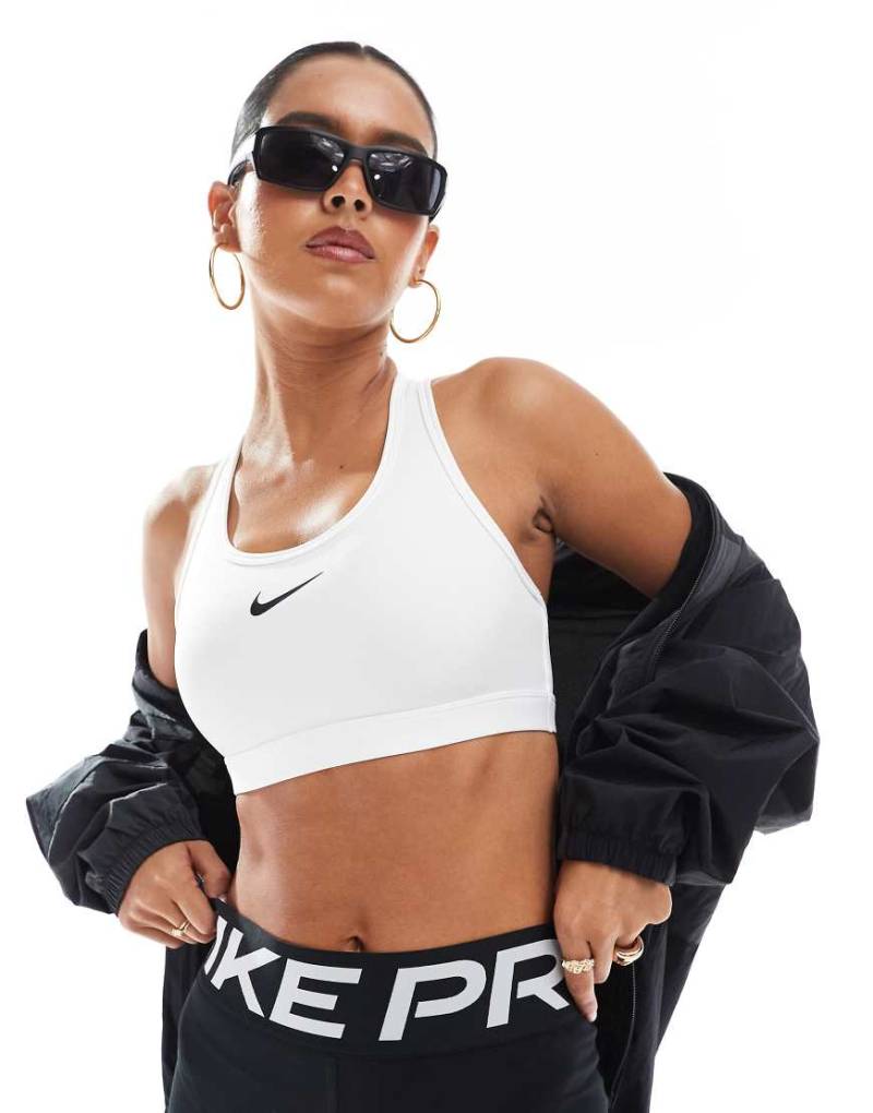 Nike Training - Sport-BH mit mittlerer Stützfunktion und Swoosh-Logo in Weiß von Nike Training
