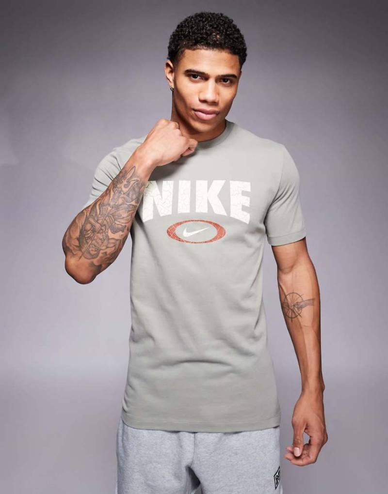 Nike Training - T-Shirt in Hellgrün mit ovalem Swoosh-Print von Nike Training