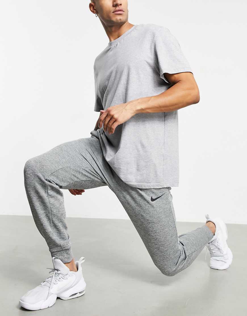 Nike Training - Therma - Schmal zulaufende Jogginghose in Grau von Nike Training