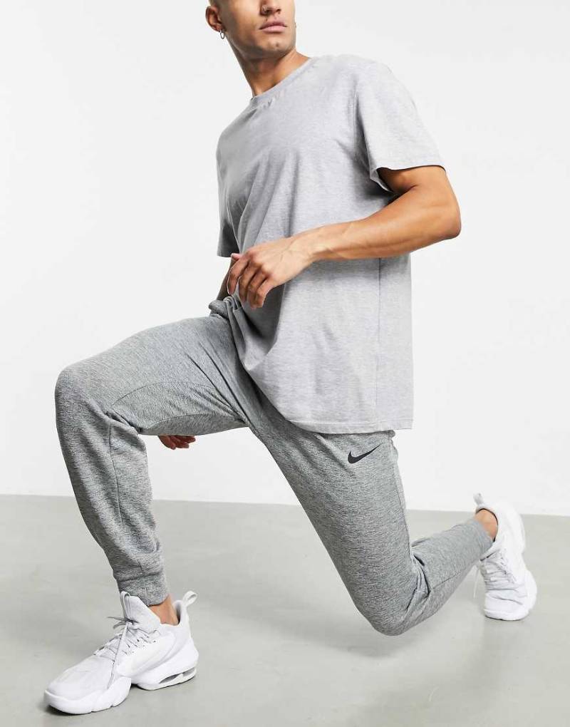 Nike Training - Therma - Schmal zulaufende Jogginghose in Grau von Nike Training