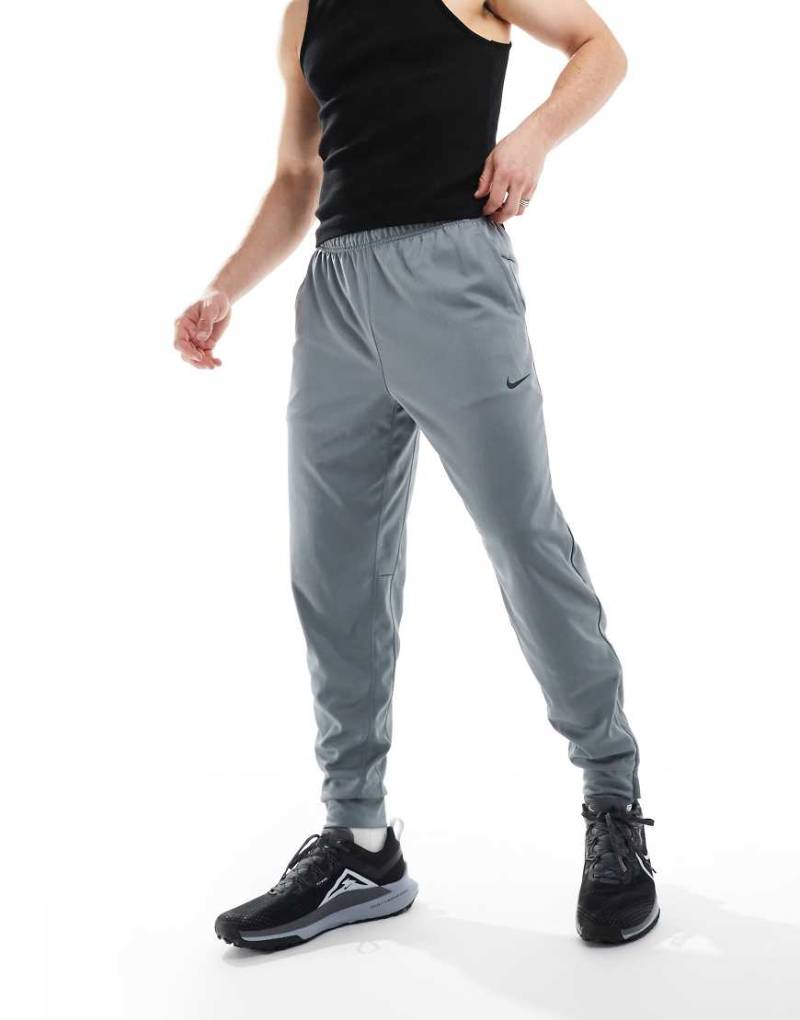 Nike Training - Totality Dri-FIT - Schmal zulaufende Jogginghose in Grau von Nike Training