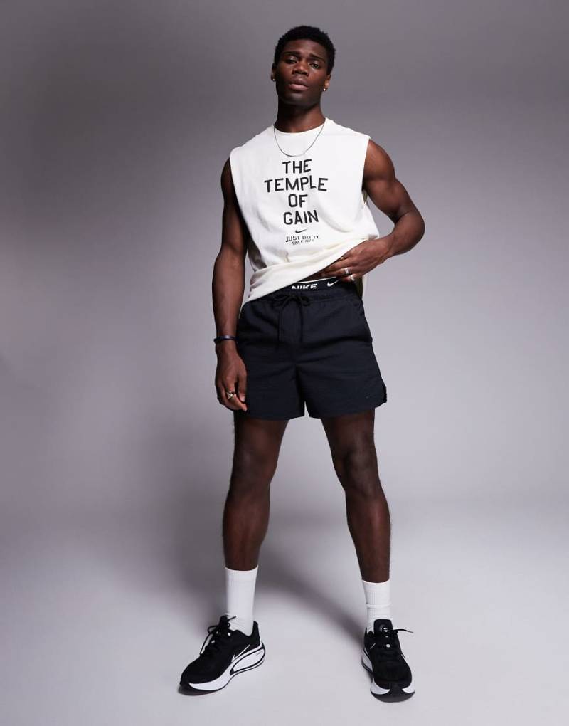 Nike Training - Unlimited Dri-FIT - Seersucker-Shorts in Schwarz, 5 Zoll Schrittlänge von Nike Training