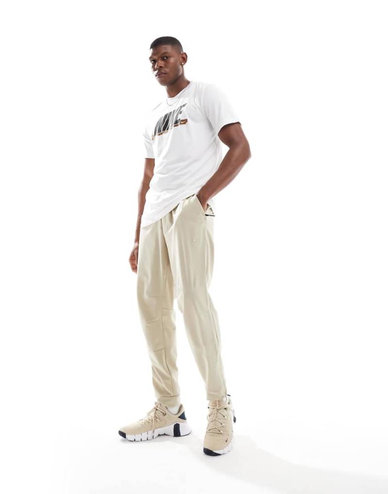 Nike Training - Unlimited Dri-FIT - Trainingshose in Beige-Grün von Nike Training