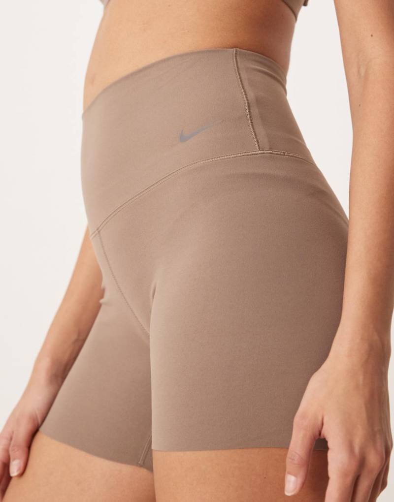 Nike Training - Zenvy Dri-FIT - Weiche Shorts in Braun mit hohem Bund, 5 Zoll Schrittlänge von Nike Training