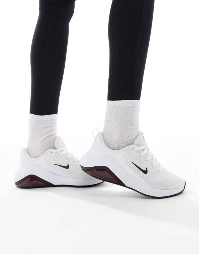 Nike Training - Zoom Bella 7 - Sneaker in Weiß und Burgunderrot-Schwarz von Nike Training