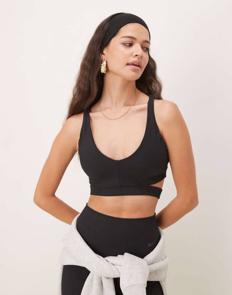 Nike Training - Zenvy Dri-FIT - Gerippter Sport-BH in Schwarz mit leichter Stützkraft und Zierausschnitt von Nike Training