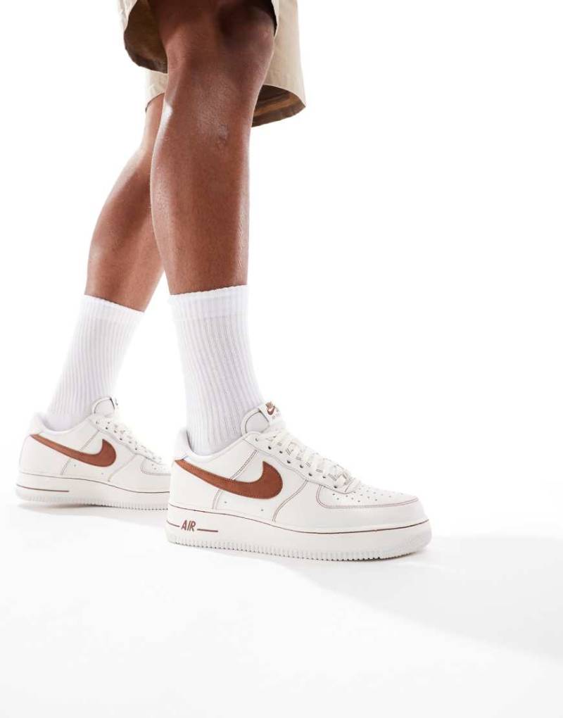 Nike - Air Force 1'07 LV8 - Sneaker in Beige und Braun von Nike