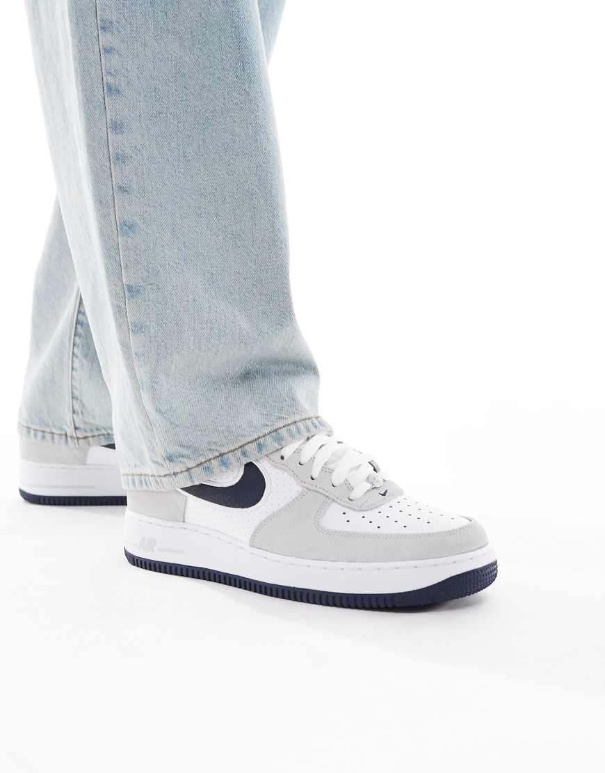 Nike - Air Force 1 '07 LV8 - Sneaker in Grau und Marineblau von Nike