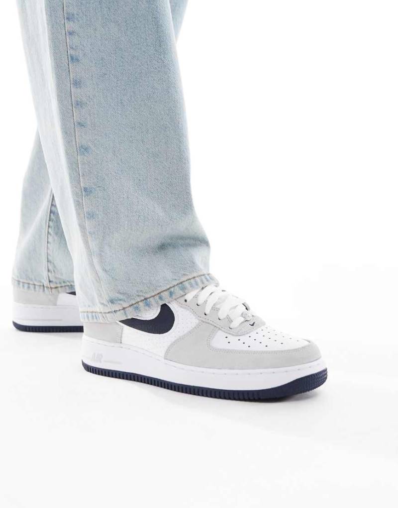 Nike - Air Force 1 '07 LV8 - Sneaker in Grau und Marineblau von Nike