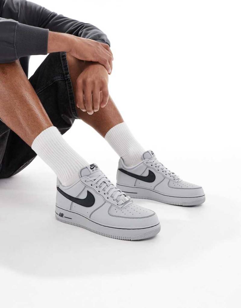 Nike - Air Force 1 '07 LV8 - Sneaker in Grau und Schwarz von Nike