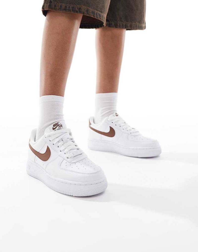 Nike - Air Force 1 '07 NN - Sneaker in Weiß und Braun von Nike